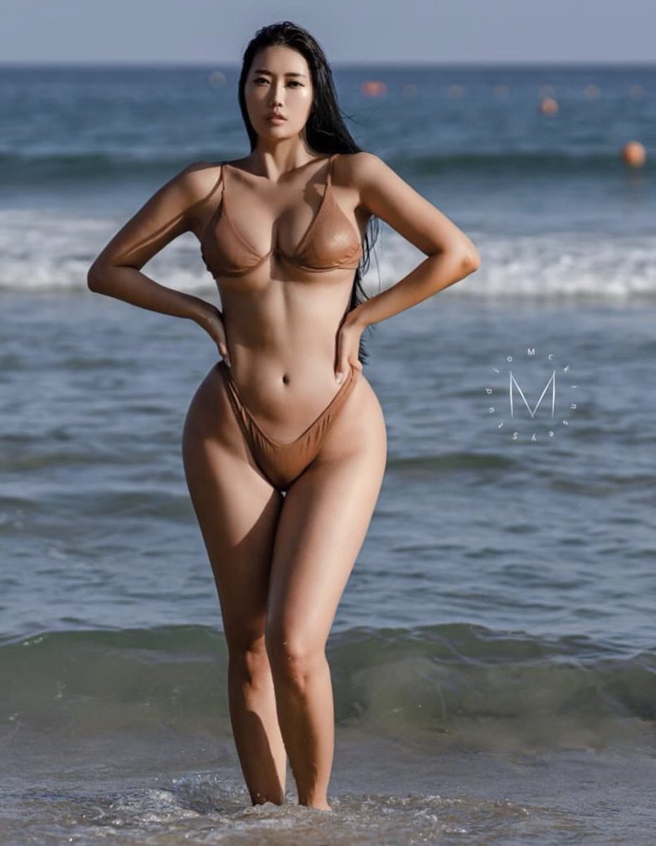 950 мянган долларын хөрөнгөтэй, тансаг хаусанд амьдардаг Солонгостоо бол чинээлэг нэгэнд тооцогдох хэмжээний мөнгөтэй инфлүүнсер, модел хүүхэн гэнэ шүү.
Өндөр нь гэхэд л 175см. Мяа хүүхэн бн блаблабла гэж бга гарууд ядаж жхан чимээгүй бмаар юм🤭🤣