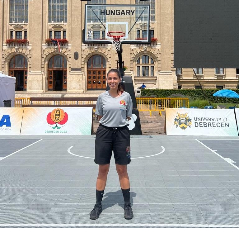 ComArbitresFBIB's tweet photo. L'àrbitre del nostre Comitè Marta Seguí ha participat en un clínic de la FIBA d'arbitratge 3x3 a Debrecen (Hongria)

🏃🏻‍♀️ De forma paral·lela ha dirigit partits del Campionat Europeu Universitari 3x3

🔝 Va xiular una semifinal femenina i el partit pel tercer lloc

#IllesDeBàsquet https://t.co/ds57KENayE