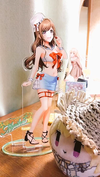 結局欲望に負けてアクスタ買った BIGのほうは本当ご神体か?てレベルのでかさだったので日和ってふつうサイズ でもでっけ〜〜〜