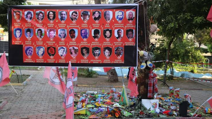Katledilişlerinin 8. Yılında Suruç'ta yaşamını yitiren 33 düş yolcusunu saygıyla anıyoruz. 

Faşizme karşı gençliğin mücadelesini büyütme sözü veriyoruz!
Suruç Biziz!
#SuruçiçinAdalet #Suruç8Yıl