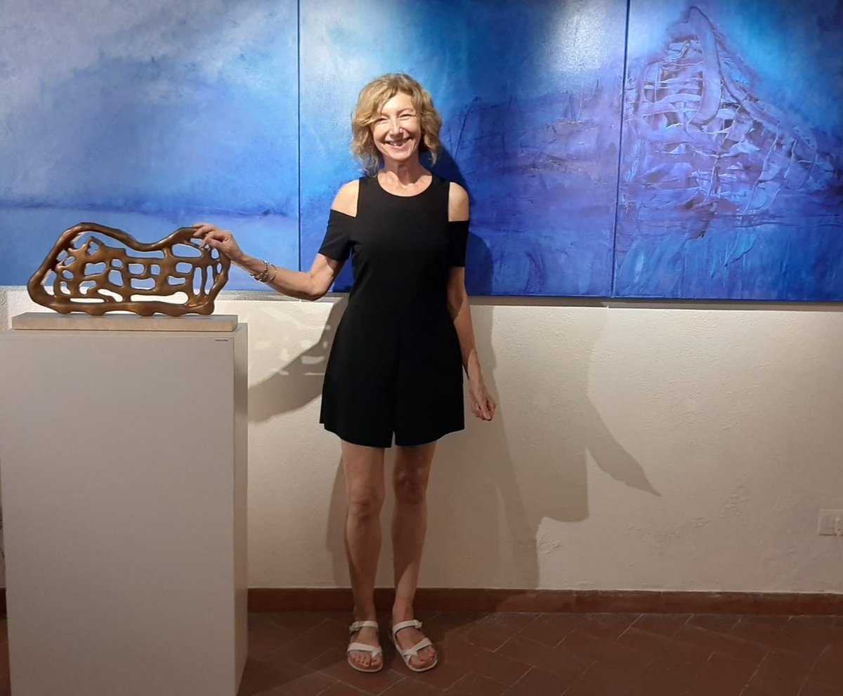 'Squagliata' dai 40 gradi di ieri 😱 ma felice di essere scappata dalla quotidianità che ci vuole mangiare...

💔Perché, come qualcuno ha detto, la vita abbatte e schiaccia l’anima e l’arte ti ricorda che ne hai una❤️

Scultura di Catherine Porta e dipinto di M.J.Gillieron