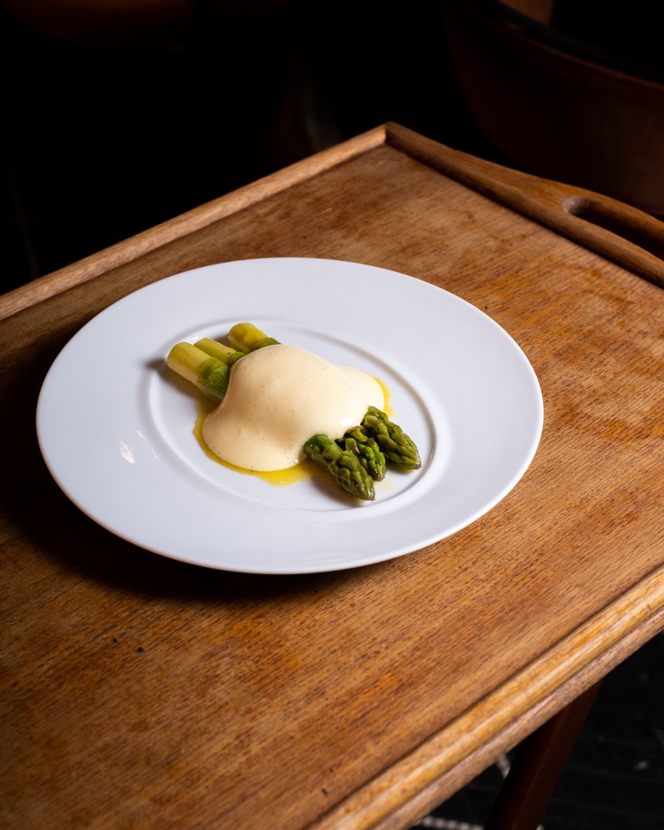 LeComptoirLDN's tweet photo. Beauty in simplicity. Green asparagus, orange, gin sabayon. A delicious vegetarian main. https://t.co/I9wLfJOFCs
