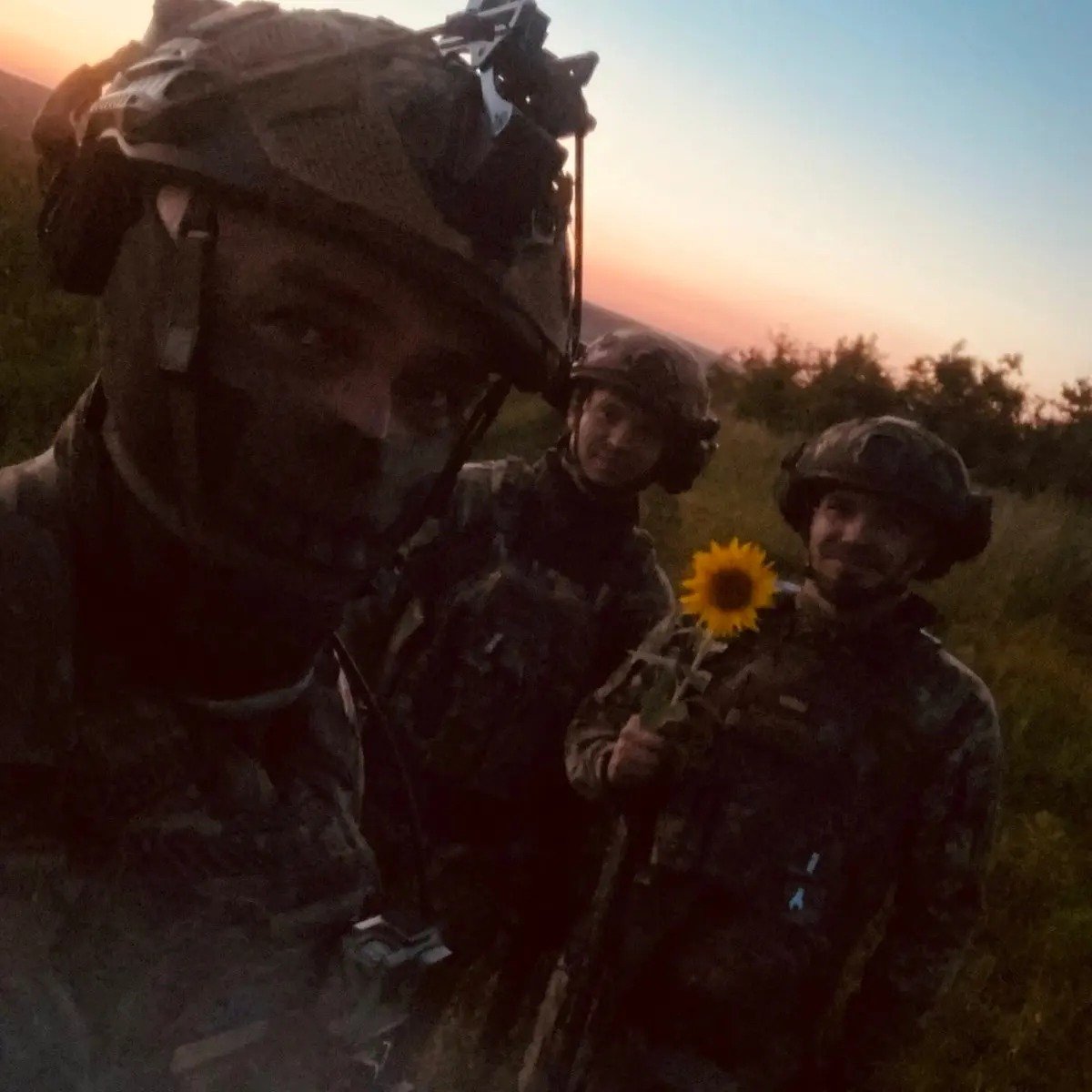 ReporterTired's tweet photo. Друзя, готуйте гривені. Треба допомогти колезі Максу, з яким ми працювали в Тижні і який більше року робить смерть ворогам. Макс нині десь у степах Донеччини (певно). І хлопцям тре грошів на ремонти й обслуговування пташок. Взводна банка отутво: https://t.co/GkIES68N0X
Подякував https://t.co/h6kJBNf6sM