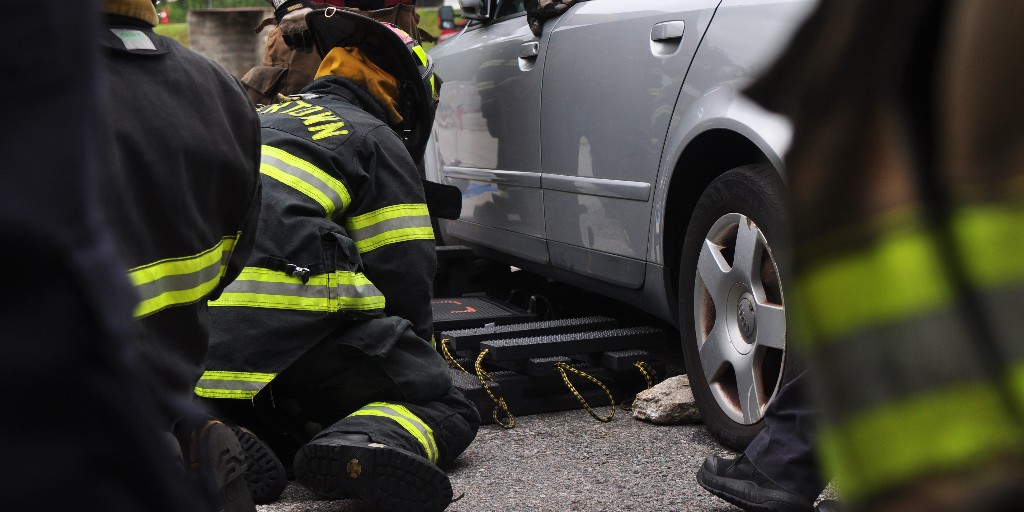 MassDFS's tweet image. #AutoEx: Before using extrication tools to rescue a driver or passenger, #Firefighters must first stabilize the vehicle. Here, Mass Fire Academy recruits are using inflatable air bags to raise a car and solid cribbing to stabilize it as they go.  "Raise an inch, crib an inch!"