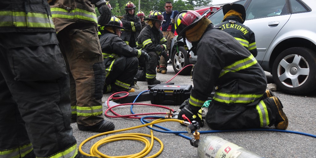 MassDFS's tweet image. #AutoEx: Before using extrication tools to rescue a driver or passenger, #Firefighters must first stabilize the vehicle. Here, Mass Fire Academy recruits are using inflatable air bags to raise a car and solid cribbing to stabilize it as they go.  "Raise an inch, crib an inch!"