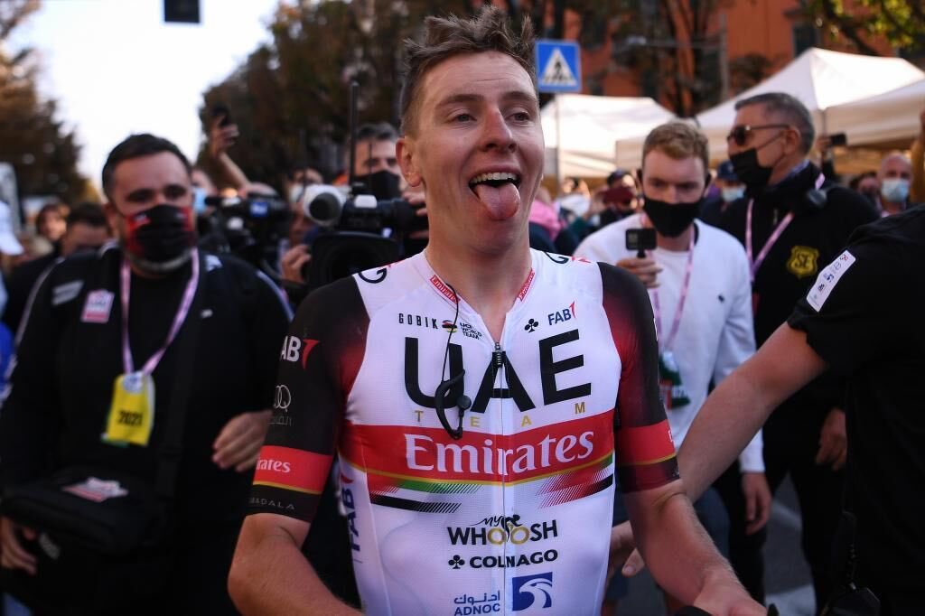 AlbertoArauzM's tweet photo. Yo me quedo con este Pogačar. Con el que cada día que se pone un dorsal sabes que puede hacer una marcianada. Con el que intentará ganar San Remo y algún día Roubaix. No tengo claro que eso le lastre para ganar el Tour, pero si es así, me da igual. Ya tiene 2, y ganará más. https://t.co/zrkYd0mQHH