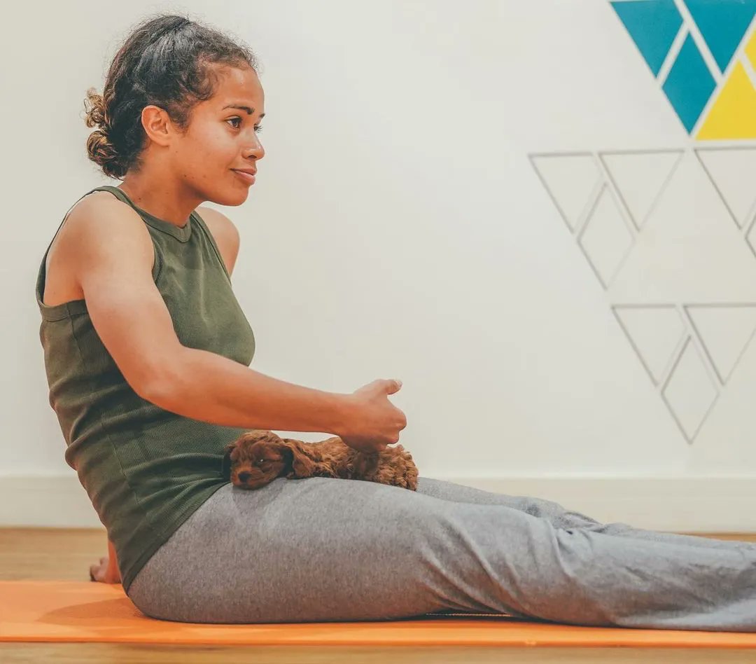 Mary Fowler very carefully looking after a puppy #AUS