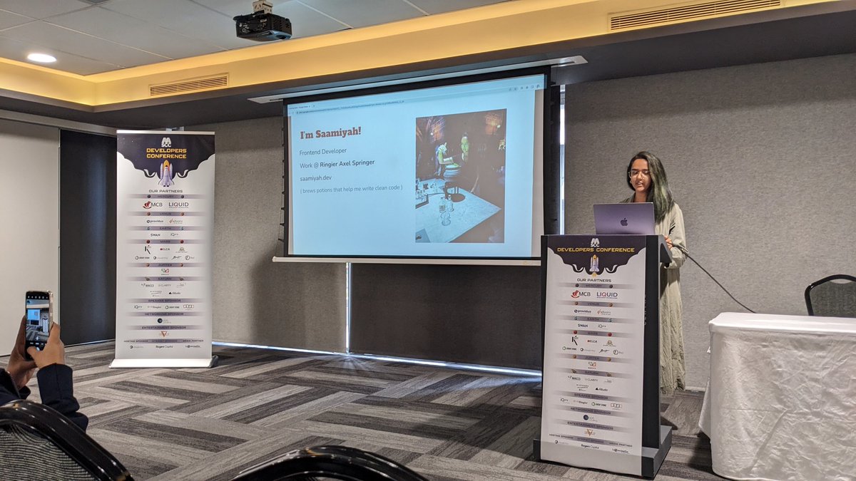 Next presentation is about <a href="/QwikDev/">Qwik</a>  at #DevConMu #MSCC by <a href="/smearthelove/">saamiyah 🇲🇺</a>