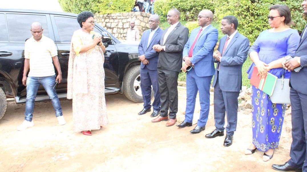 KUF_ASBL's tweet photo. #Burundi
Umushikirangaji w'ubutungane @MiniJustice_BDI ahejeje kwishikira ku murwa mukuru wa @KirundoProvince.
#Domina_BANYANKIBONA ashitse mur'iyo ntara ku kibazo c'umunyeshure #Christella_NDAYISHIMIYE twagumye tubashikiriza hano kuva muri #Ntwarante.1/3 https://t.co/RQZT1hIsFD