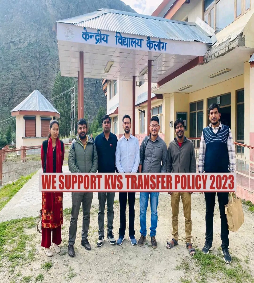 MaanTripo's tweet photo. कुछ तो लोग कहेंगे, लोगों का काम है कहना। 
KVS के माननीय पदाधिकारियों से आग्रह है कि विरोध करने वालों के बजाय इन पर ध्यान दें, जो देश के दुर्गम स्थानों पर सालों से मुस्तैद हैं  । ट्रांसफर प्रक्रिया को आगे बढ़ाने की कृपा करे।
@dpradhanbjp @KVS_HQ @EduMinOfIndia @ZeeNews @PMOIndia https://t.co/iKJeGut5P0