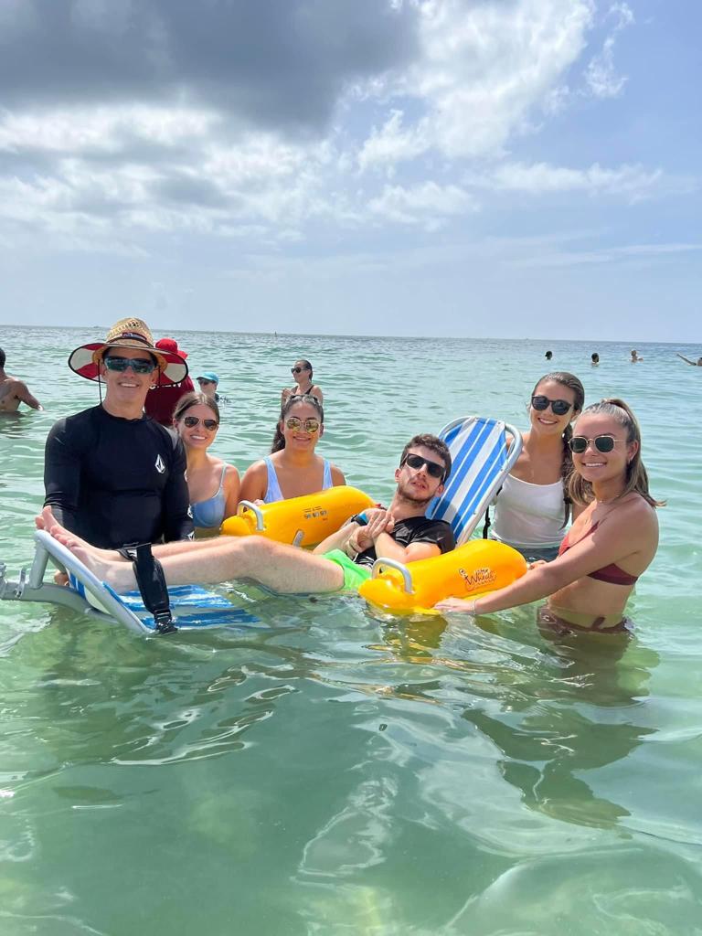 Grâce à la fondation <a href="/SabrinaCohenMB/">Sabrina Cohen Living</a> , l'accès à plage est garanti à tous. Notre fondateur a profité de la plage en toute confiance grâce aux bénévoles 🏖️ #handieasy #été #miami #awareness #plage #summer #beach #adapté 😎