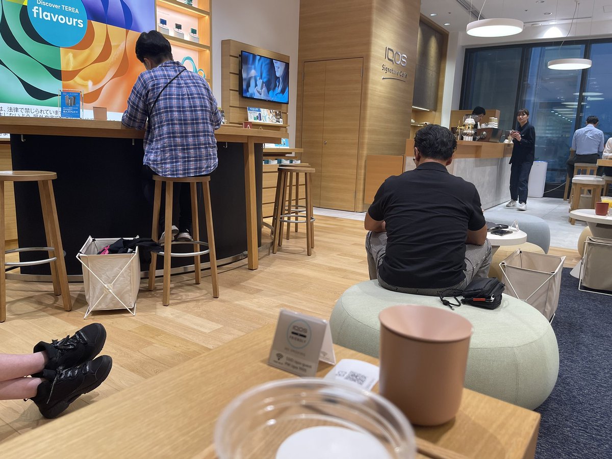 sugiyash's tweet photo. 不動産金融工学会のセミナーをスマホで聞きながら、IQOSストアでワインを…良い時代になったなぁ…😅 https://t.co/bcISYdRIDG