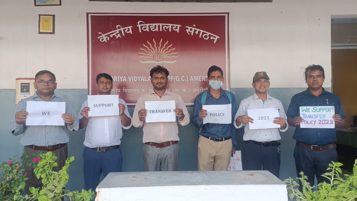 MaanTripo's tweet photo. कुछ तो लोग कहेंगे, लोगों का काम है कहना। 
KVS के माननीय पदाधिकारियों से आग्रह है कि विरोध करने वालों के बजाय इन पर ध्यान दें, जो देश के दुर्गम स्थानों पर सालों से मुस्तैद हैं  । ट्रांसफर प्रक्रिया को आगे बढ़ाने की कृपा करे।
@dpradhanbjp @KVS_HQ @EduMinOfIndia @ZeeNews @PMOIndia https://t.co/iKJeGut5P0