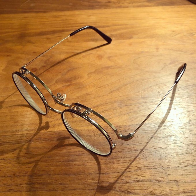 尾崎さんが買ってるのを見てカッコいい〜!と思い、私も跳ね上げ式の眼鏡を買いました。裸眼でアナログ作業しつつパソコンの資料見る時は眼鏡なので、重宝しそうです。