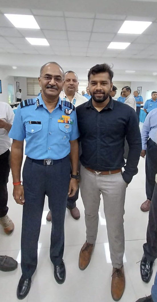 _faizalkhan1's tweet photo. 3 hour long intrection with Air force officials. Then a chance to know what and how the Air Force works. Then finally a photo opportunity with Air Chief Marshal Vibhas Pandey. This is how my Thursday was spent !
@IAF_MCC @PRODefNgp
#airforce #MaintenanceCommand #Nagpur https://t.co/0zOgWGPa7w
