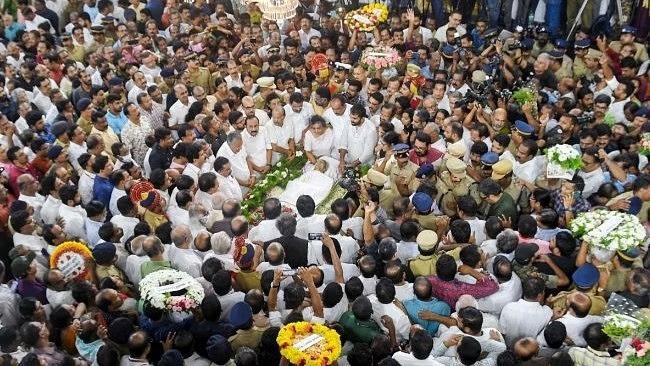 TheQuint's tweet photo. In Photos | Malayalam superstar #Mammootty waited in line among millions of people to pay his respect for #OommenChandy. Here's why #Kerala's former Chief Minister is very special. | @itissoundarya https://t.co/AoZuu8cVKE