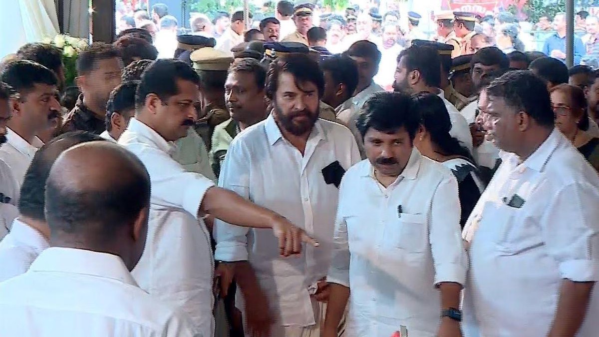 TheQuint's tweet photo. In Photos | Malayalam superstar #Mammootty waited in line among millions of people to pay his respect for #OommenChandy. Here's why #Kerala's former Chief Minister is very special. | @itissoundarya https://t.co/AoZuu8cVKE