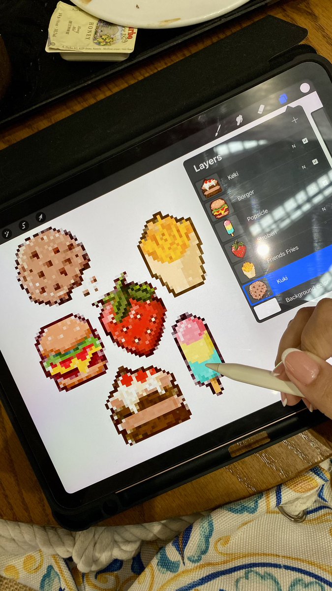 hellootheriris's tweet image. Learned pixel art while waiting for my brother #pixelart #artph #procreate