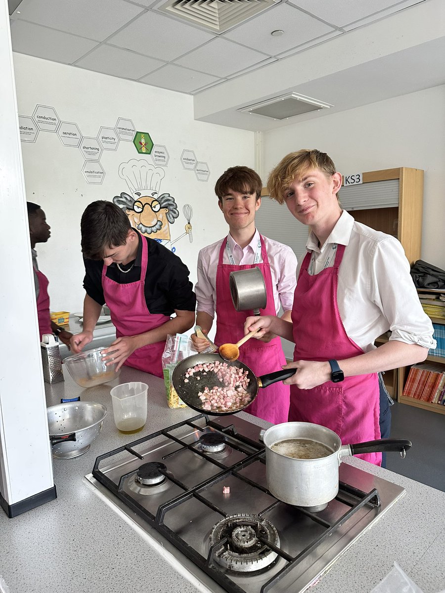 TheEPCollege's tweet photo. Year 12 are branching out into Italian cuisine!!! Spaghetti Carbonara is on the menu! #BeMore #ExperienceWeek https://t.co/zYGi3utCH2