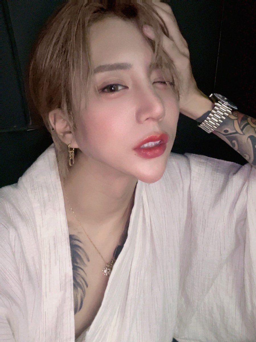 ryouseisama's tweet photo. 一番難しい事は新しい物事を受け入れることでは無く古い考えを忘れること！！
気づいたら15年水商売してた https://t.co/7Lfar2cQbK