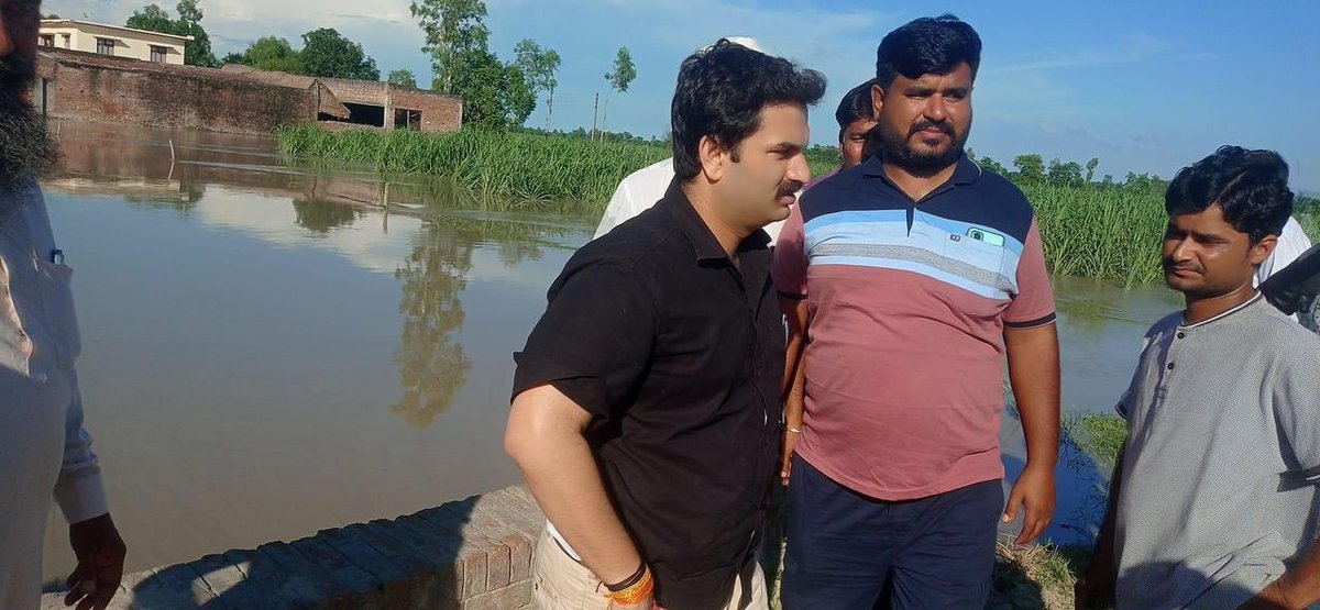 amanarvindgiri's tweet photo. बाढ़ प्रभावित गांव का माननीय विधायक अमन अरविंद गिरी जी ने रूरा सुल्तानपुर, तनसुख पुरवा, जौहरा गुजारा, करसौर, बेल्हा सिकटिहा का ट्रैक्टर एवं नाव द्वारा औचक निरीक्षण किया एवं संबंधित अधिकारियों को दिशा निर्देश दिया.. @BJP4UP @myogiadityanath @Bhupendraupbjp https://t.co/7ljyeRLquL
