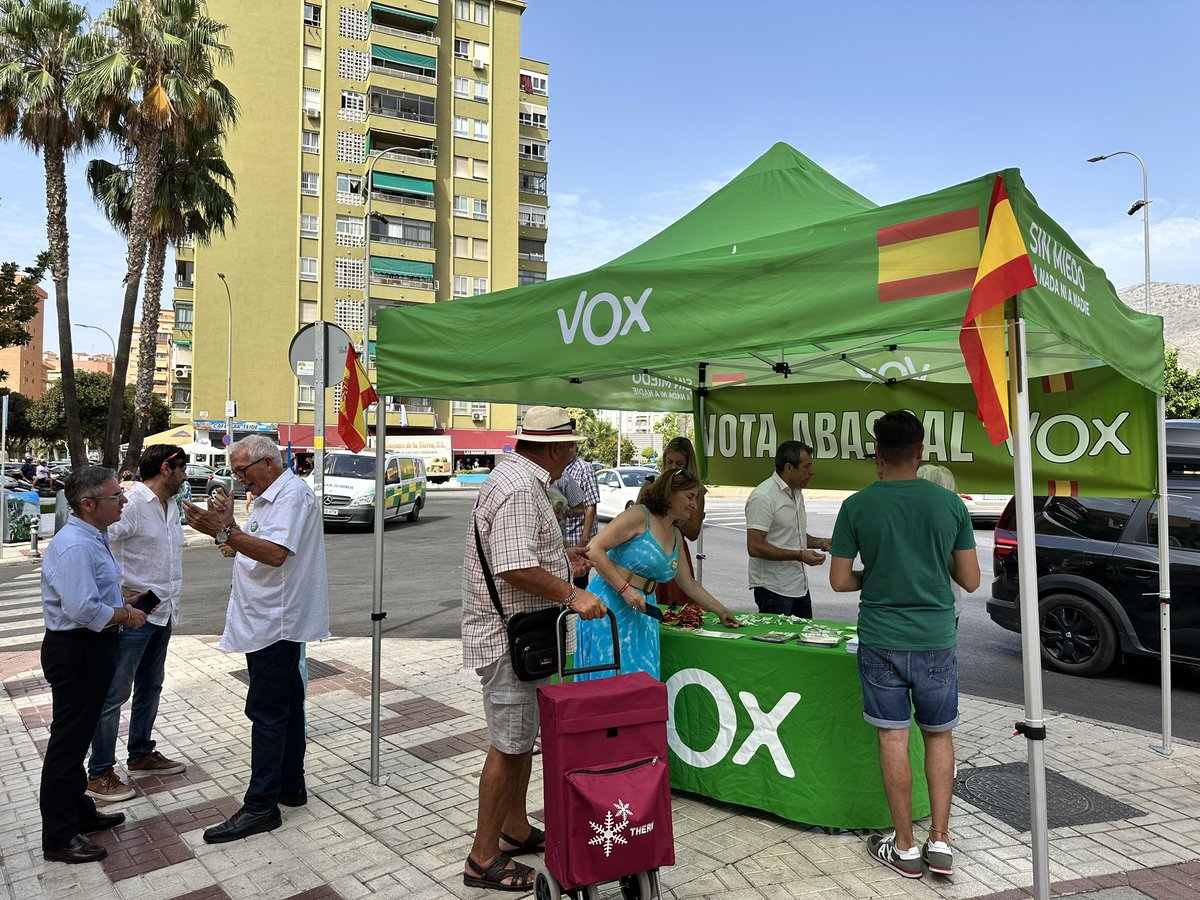 Sandrasaelis's tweet photo. Última mesa informativa antes de echar a Sánchez de la Moncloa 💪🏻

#SoloQuedaVox 
#VotaLoQueImporta 
#PatriotasDeVox https://t.co/Zt4D9piO9F