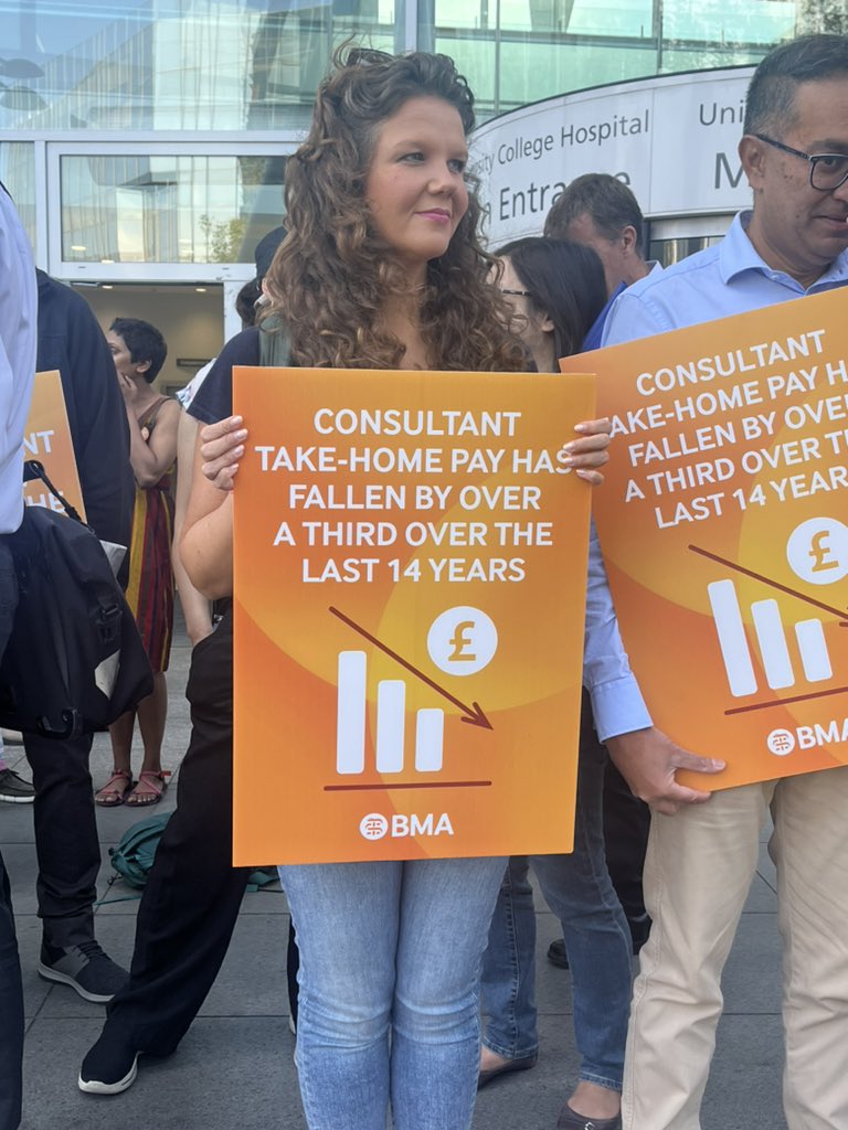 DrMusical's tweet photo. We do not do this lightly. Standing together in solidarity with my consultant colleagues @uclh picket line today.
The system needs fixing now, to be able to survive for the future.

#consultantstrike #NHS https://t.co/7Y5pdnXtg3