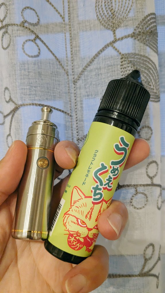 c_train888's tweet photo. @officeedge0603 さんより購入させて貰ったliquid！
暑い今頃にピッタリ！
#オフィスエッジ
#うめえくち
#パイナップルアンドマンゴー
#クラフトレモネード
#どちらもうめえ
#EraRDA
#stubbyAIO
#蜻蛉切
#オフィスエッジさんオリジナルのボトルオープナー作って下さい https://t.co/3U1HqO2NAy