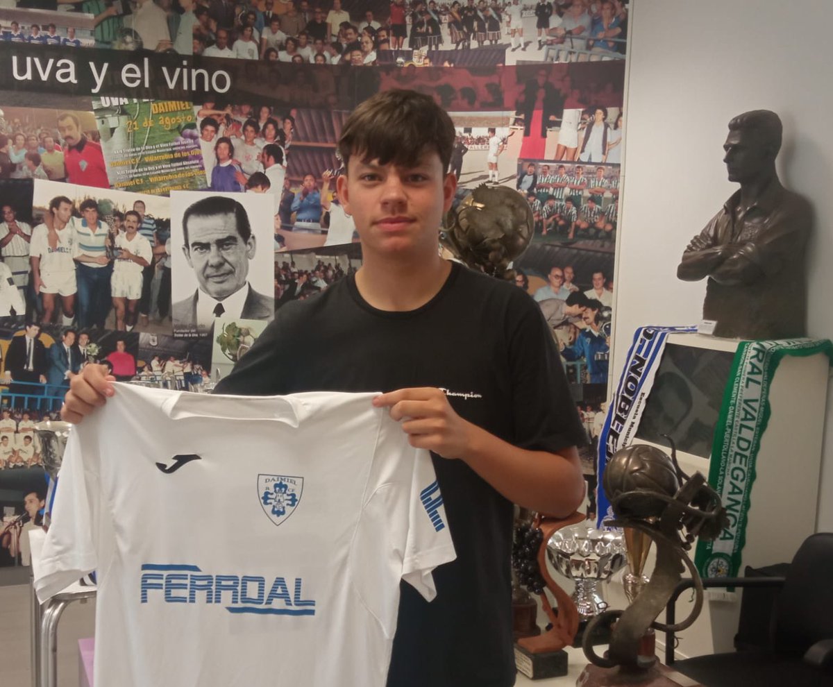𝗣𝗥𝗜𝗠𝗘𝗥 𝗘𝗤𝗨𝗜𝗣𝗢 

✅🔏 FICHADO‼️

El central vinatero 🍷🍇 ENRIQUE FERNÁNDEZ se une al proyecto de “Tato” procedente del CDEFB Valdepeñas Juvenil Nacional, llegando a disputar varios partidos con el primer equipo en 1ªAutonómica Preferente.