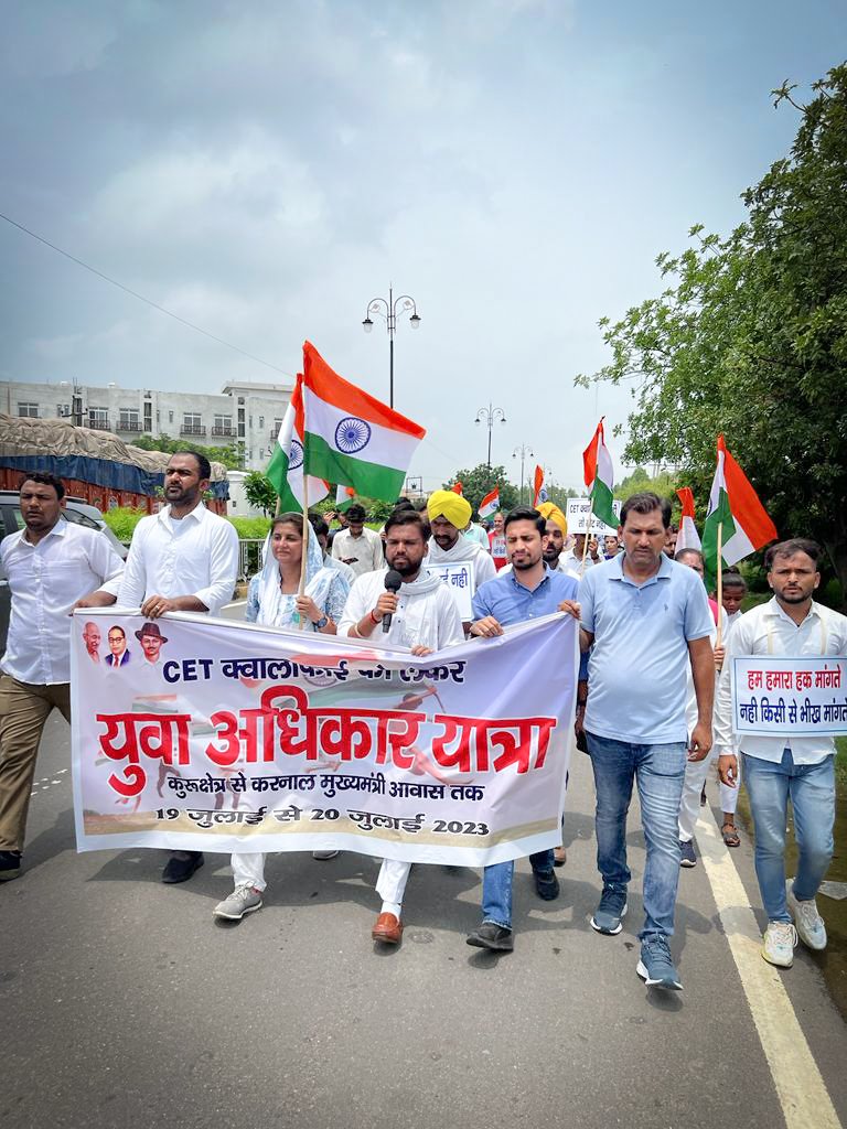 bharatbrarasap's tweet photo. #CET क्वालीफाई करवाने के लिए, इस गूंगी बहरी सरकार को जगाने के लिए हरियाणा के युवाओं ने कुरुक्षेत्र ब्रह्मसरोवर से करनाल सीएम आवास तक पैदल यात्रा निकाली।
हर युवा करे पुकार, #CET क्वालीफाई करें हरियाणा सरकार
#भारत_बराड़ 
#युवा_अधिकार_यात्रा #CET_Qualified

@anuragdhanda @ShweDhull https://t.co/mMyYHRFAx2