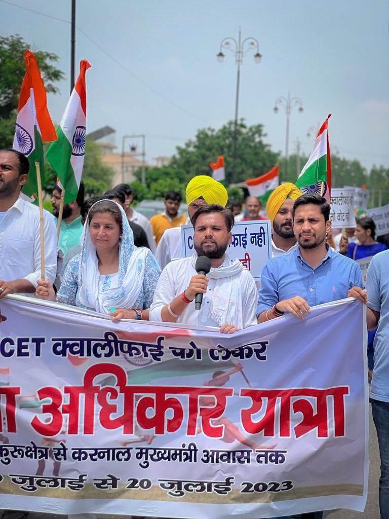 bharatbrarasap's tweet photo. #CET क्वालीफाई करवाने के लिए, इस गूंगी बहरी सरकार को जगाने के लिए हरियाणा के युवाओं ने कुरुक्षेत्र ब्रह्मसरोवर से करनाल सीएम आवास तक पैदल यात्रा निकाली।
हर युवा करे पुकार, #CET क्वालीफाई करें हरियाणा सरकार
#भारत_बराड़ 
#युवा_अधिकार_यात्रा #CET_Qualified

@anuragdhanda @ShweDhull https://t.co/mMyYHRFAx2