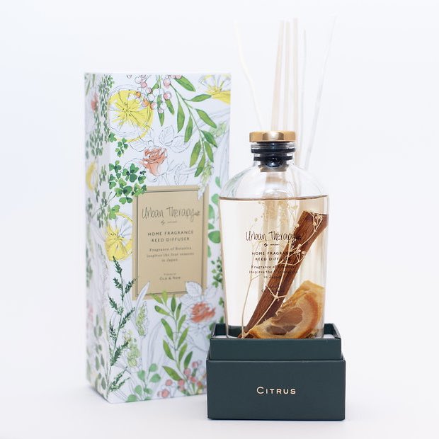 mileapo_closet's tweet photo. #MilePhakphum just shared an igs with Urban Therapy’s Home Fragrance Diffuser on it.

Its a Herbarium glass bottle reed diffuser filled with natural dried flowers and dried herbs. The one he shared is citrus.

This store is in Brussels tho. Did he have connected flight from here? https://t.co/c84XJdoVTu