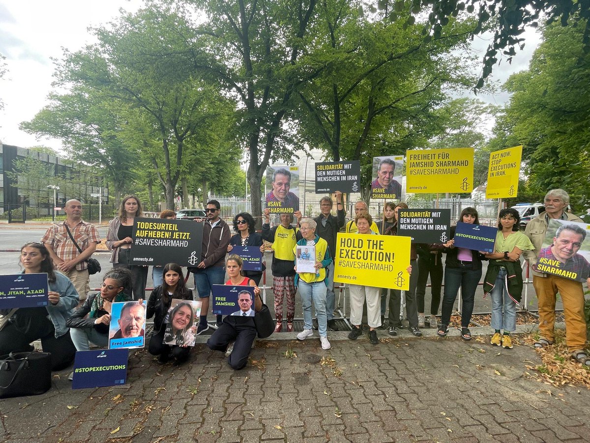 ✊ Wir sind vor Botschaft der Islamischen Republik #Iran.

📣 Gemeinsam sind wir laut. Für #SaveSharmahd!

#JamshidSharmahd darf nicht hingerichtet werden. Wir fordern seine unverzügliche Freilassung.