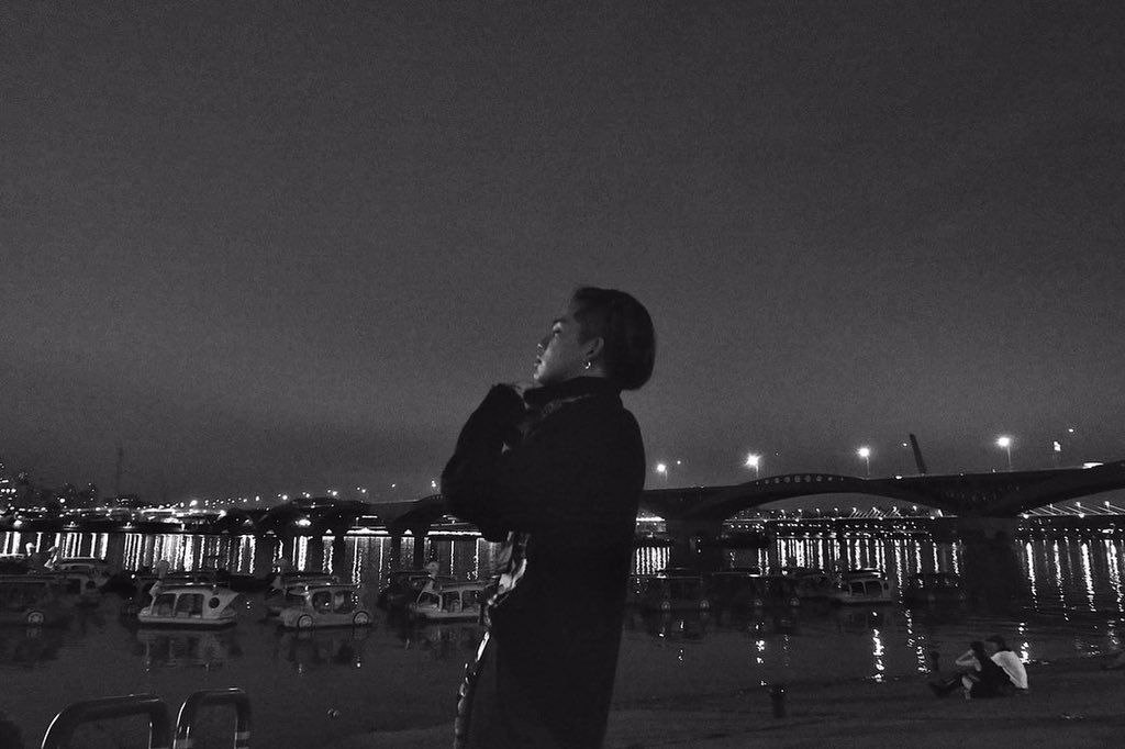 hyfnsuk's tweet photo. Enjoying some time alone by strolling along the water's edge. This peace and quiet has prepared me to take pleasure in the coming nights of quiet strolling. https://t.co/qwuGUhEsft