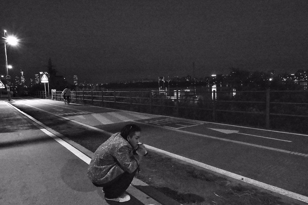 hyfnsuk's tweet photo. Enjoying some time alone by strolling along the water's edge. This peace and quiet has prepared me to take pleasure in the coming nights of quiet strolling. https://t.co/qwuGUhEsft