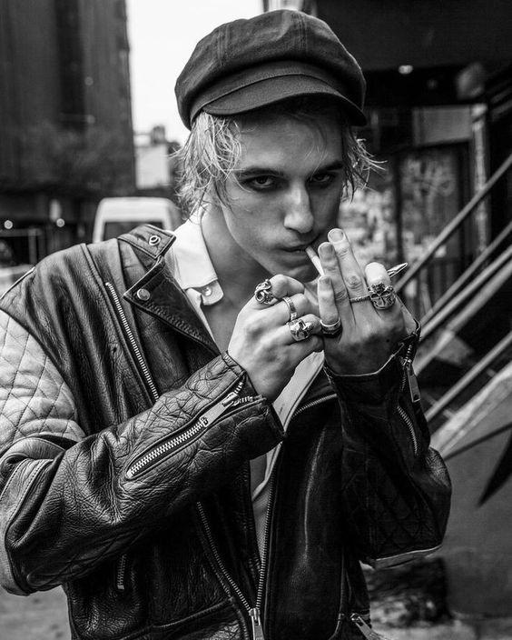 Cruel, unrestrained love
I bring you a thousand stolen roses
To say sorry for my lies
My stupid mistakes
youtube.com/watch?v=KmVmoH…