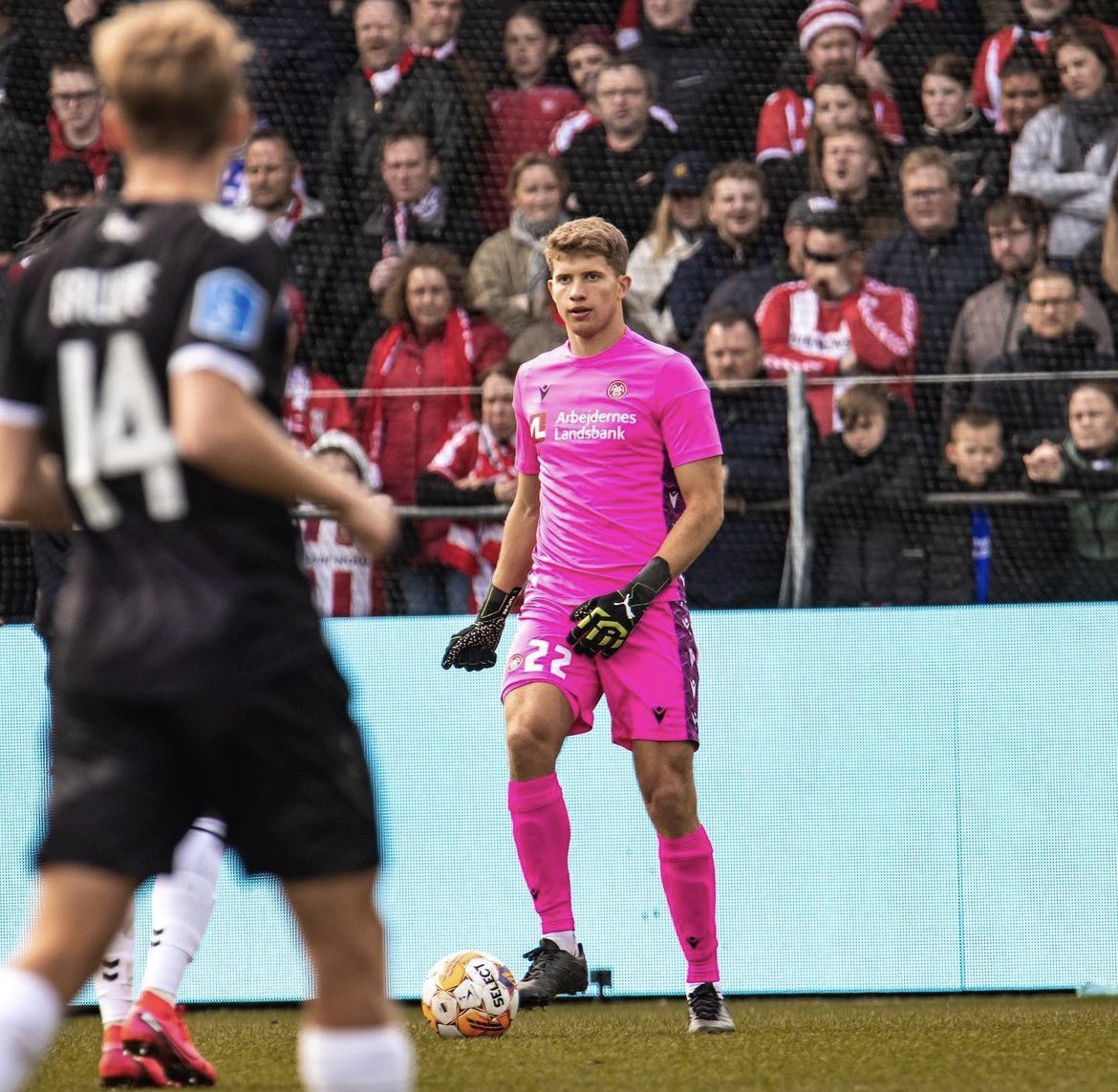1885vibes's tweet photo. Hvor gør denne her signing ondt… 😫🥺😡

Theo Sander skifter AaB ud med FCK. 

Selvom vi ikke ser, at Theo skulle ende i FCK, så skete det alligevel 🥹

Hvad vil du huske Theo bedst for i hans AaB-tid? 

#SuperAaB #transferdk #sldk https://t.co/ncaKFoeRRh