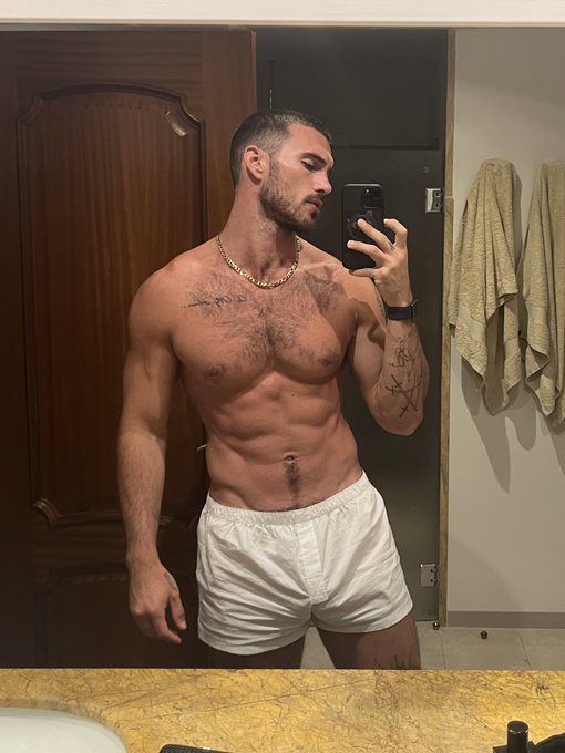 25 today 🍾 https://t.co/rT7LND0vdJ