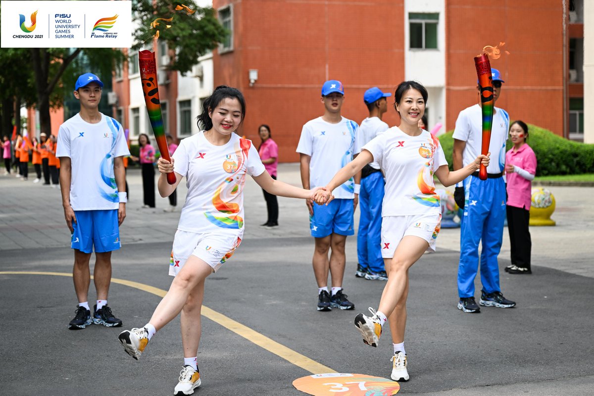 Chengdu2021's tweet photo. #Ronghuo arrives at the University of Electronic Science and Technology of China, which marks the start of the fourth day of #flamerelay in #Chengdu. Basketball teams will warm up and compete in UESTCβs Qingshuihe Campus Gymnasium during #Chengdu2021 #FISUGames from 28 July to 6 August. Only #8daystogo, let us hear your cheers!!!π