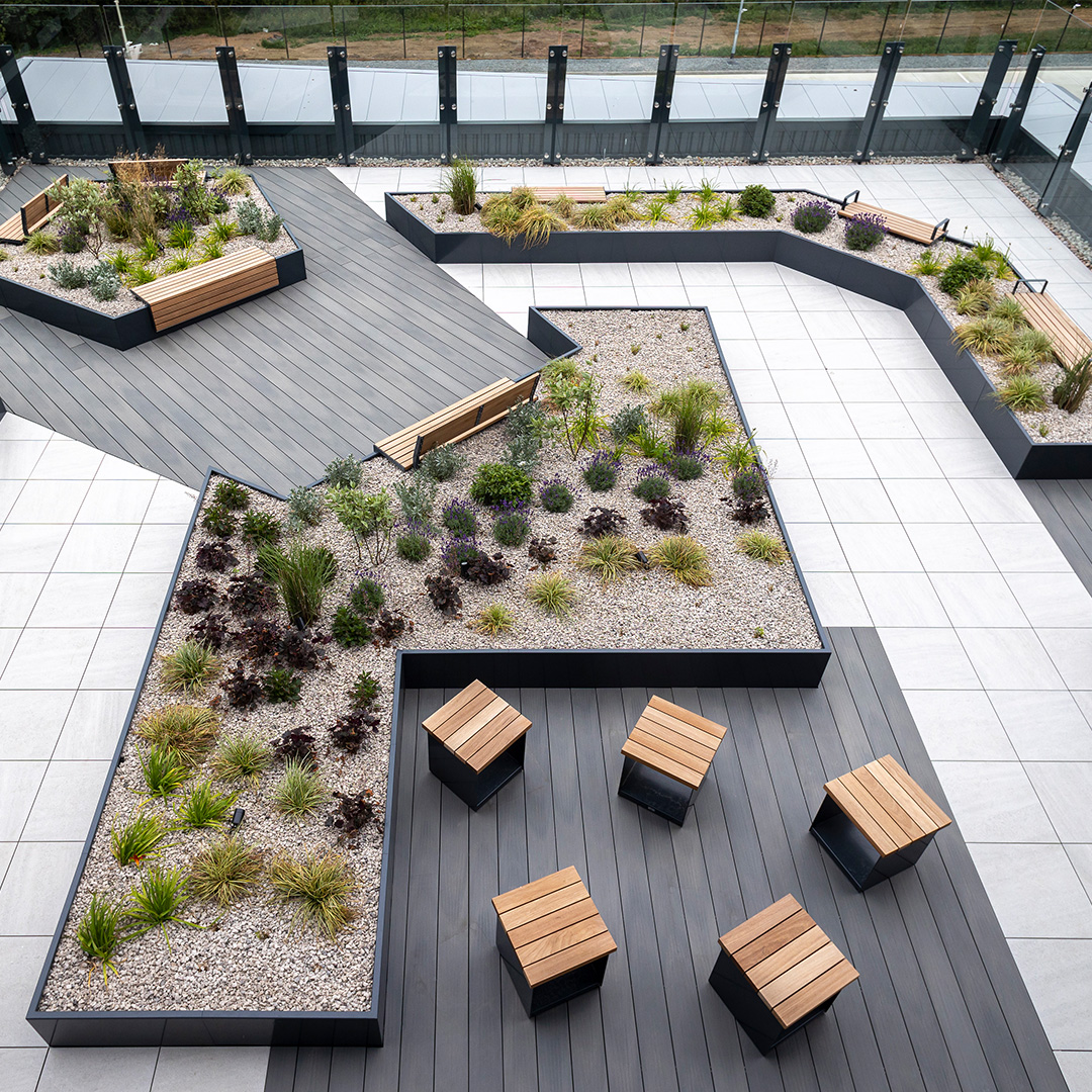 FurnitubesUK's tweet photo. Proud to unveil our Rooftop Oasis at @prologisuk 🌱🌲Created using our AKRI #planters to bring life and tranquillity to the #roofterrace. Our #modular RailRoad #benches and Parallel #picnictables are also featured in the #outdoorspace below. https://t.co/spx05dLbG8