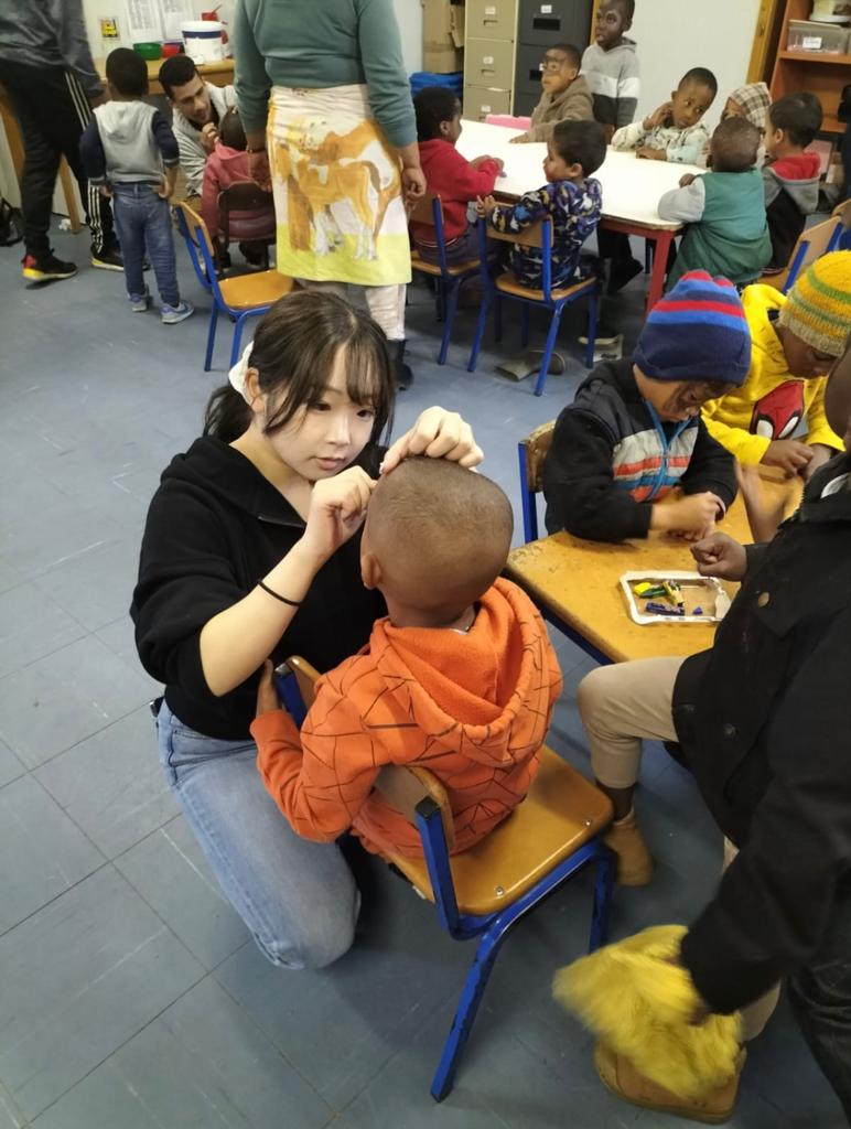 RainbowsMeet's tweet photo. ✨ Here are some pictures of the activities carried out by the volunteers to entertain the children on Mandala Day! The day's activities included face painting, painting, origami, and a speech about Nelson Mandela's impact on South Africa. 🌈 #MandalaDay #NelsonMandela #HappyKids https://t.co/VCh781Yka4