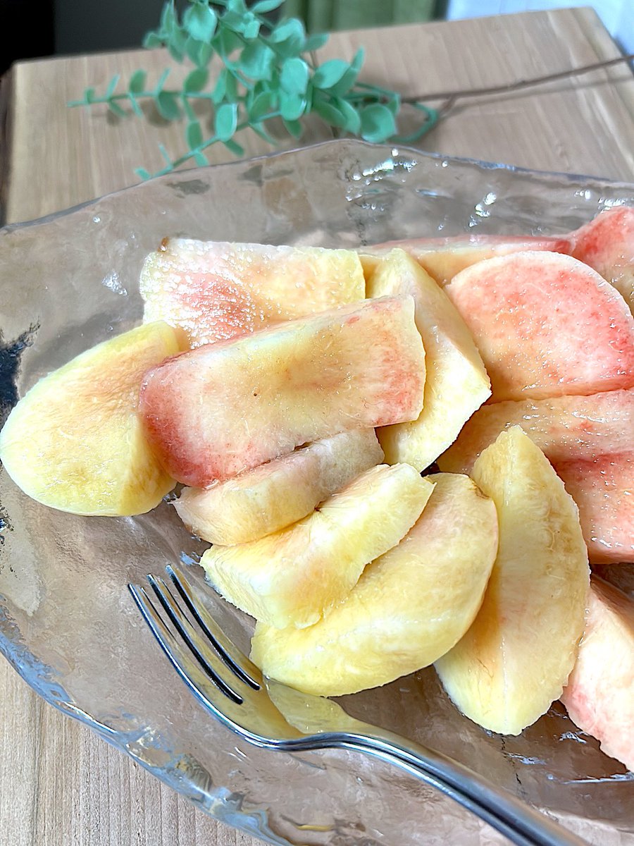 LLT_nu's tweet photo. 実家の母から送られてきた桃🍑
おいし〜〜🥺‼️
日常からフルーツが食べたい…桃…
バナナしか買えない… https://t.co/oTBf5lmin7