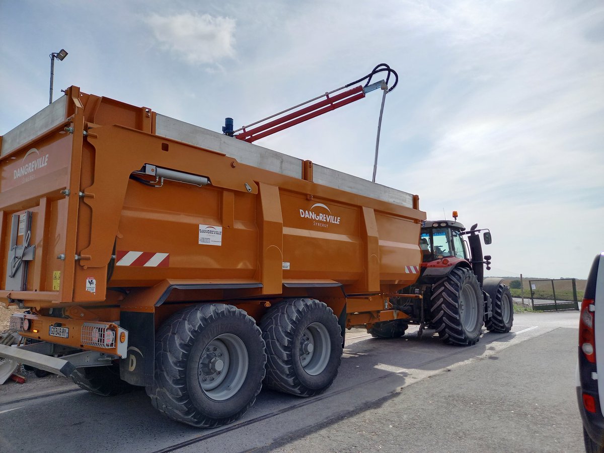 ReneePREVOST80's tweet photo. Petit tour ce matin, dans nos silos #Noriap 😃 @noriapcoop
Secteur #Amiens.
Toujours un plaisir, d'échanger avec nos adhérents sur la #moisson23 
#plusfortsensemble 💪💪💪
@HubertLecat @GeraldinePoiret @GuillaumeBOYET @ServtecPvNORIA https://t.co/wHv7O8M6id