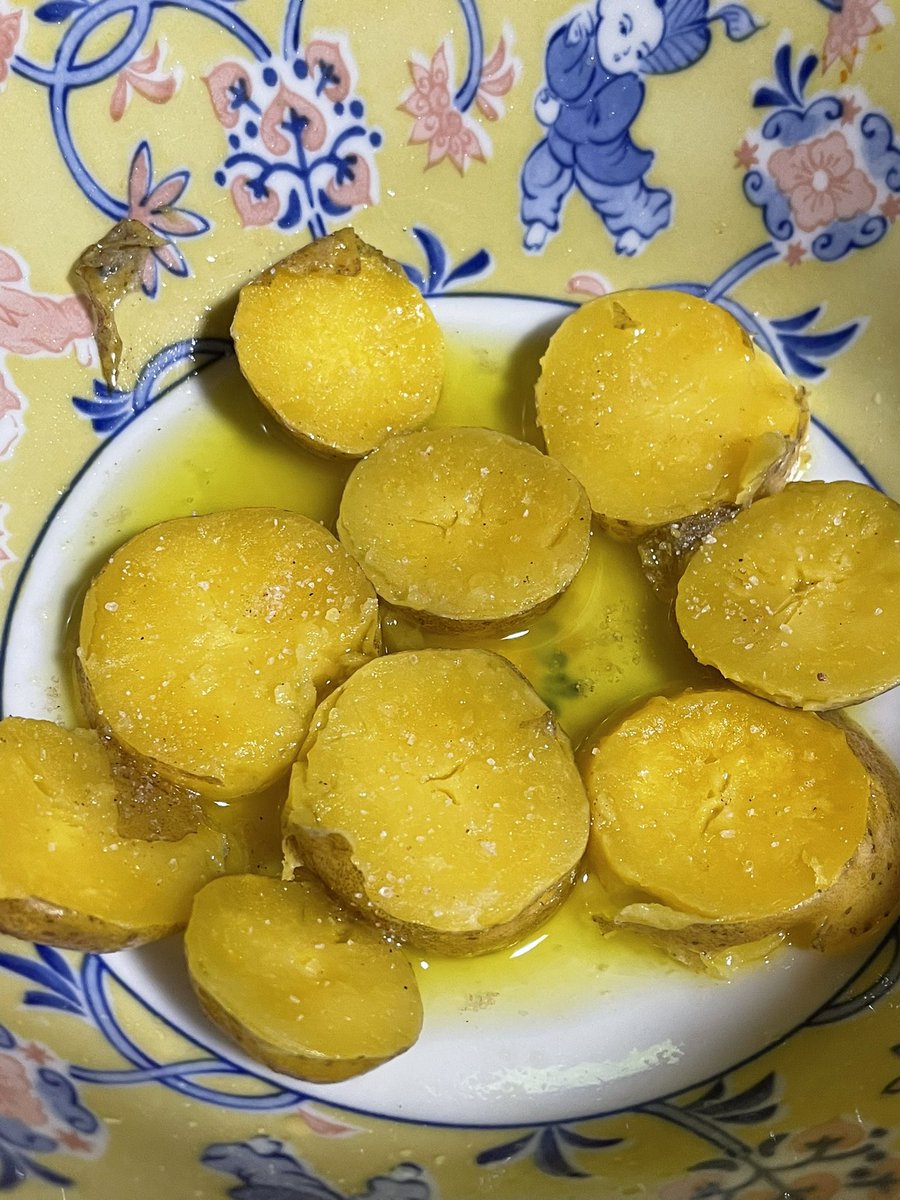BattleFarmer's tweet photo. じゃがいもインカのめざめ。黄色が綺麗でホクホク美味いです。 https://t.co/s2z4wasAlY