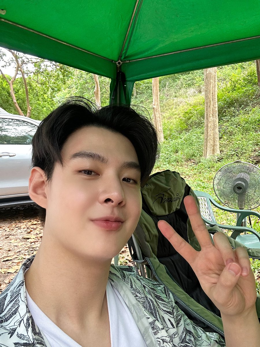 Saint_sup's tweet photo. ไม่ว่าเธอจะยืนข้างใคร ไม่เป็นไร..เราขอนั่งนะเมื่อย 😂 #Saint_sup #MingEr https://t.co/jz4i89iS7X