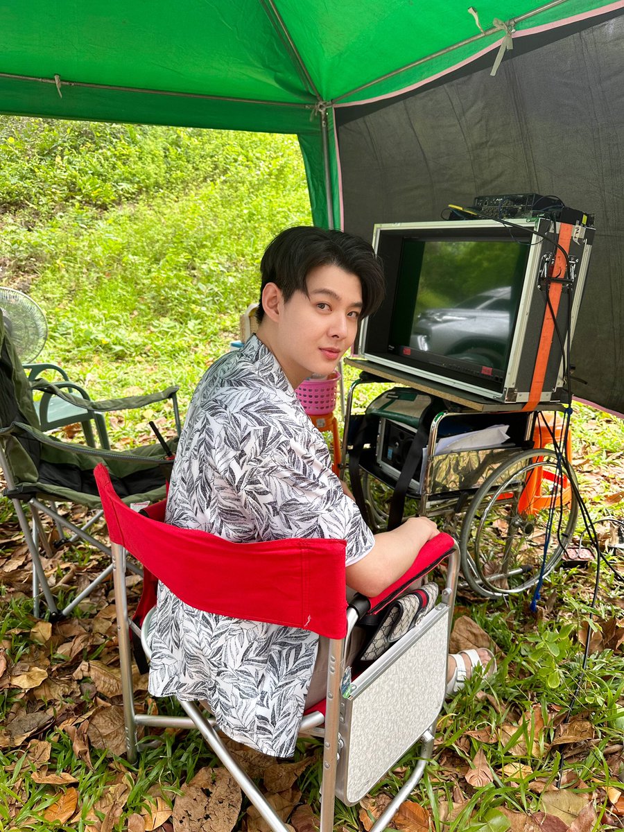 Saint_sup's tweet photo. ไม่ว่าเธอจะยืนข้างใคร ไม่เป็นไร..เราขอนั่งนะเมื่อย 😂 #Saint_sup #MingEr https://t.co/jz4i89iS7X
