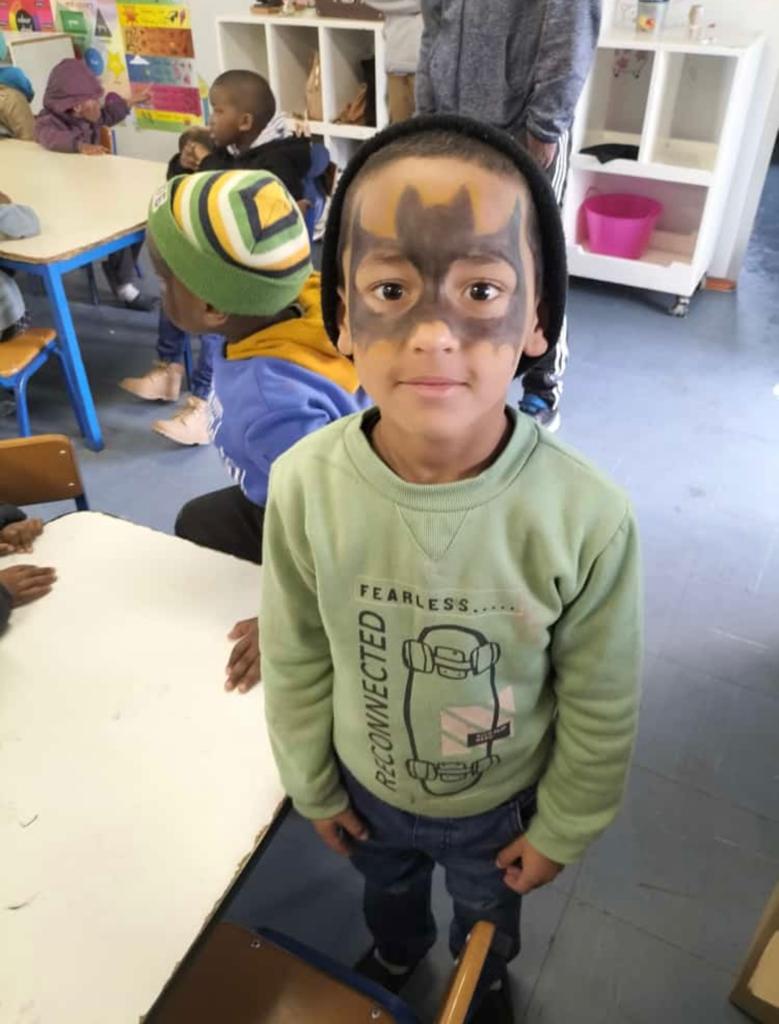 RainbowsMeet's tweet photo. ✨ Here are some pictures of the activities carried out by the volunteers to entertain the children on Mandala Day! The day's activities included face painting, painting, origami, and a speech about Nelson Mandela's impact on South Africa. 🌈 #MandalaDay #NelsonMandela #HappyKids https://t.co/VCh781Yka4