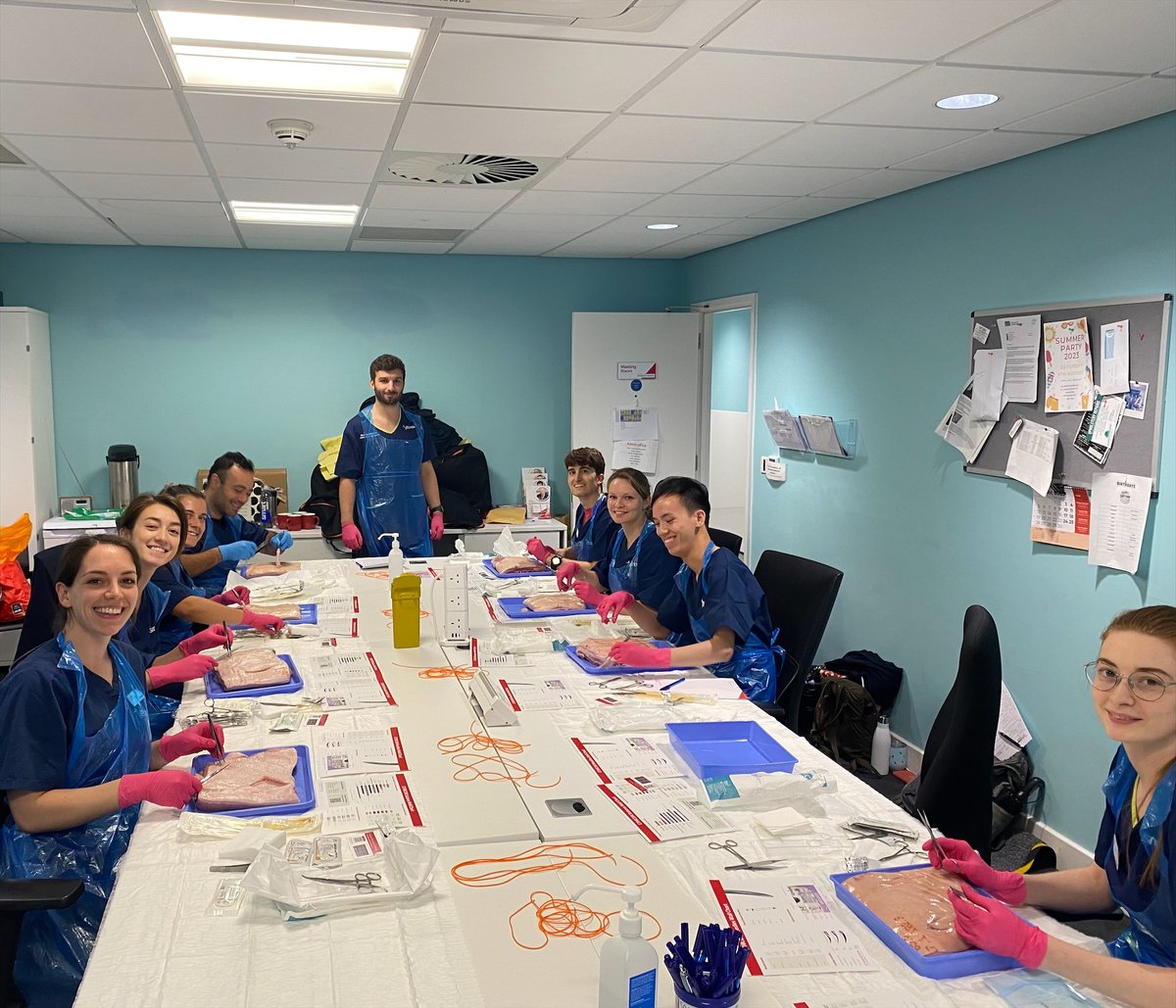 Meet some of our interns last week who were covering a practical session on 'Management of Traumatic Wounds' at our Manchester Hospital. 🏥👋