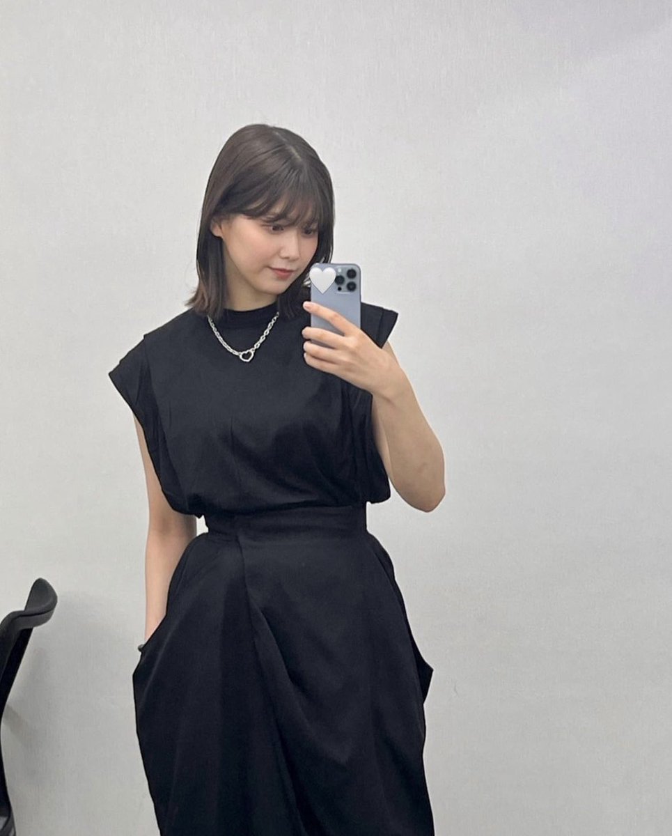 __980727__'s tweet photo. オールブラックでキメてるのに安定のお口で可愛いね🎱🧤

 #risagram https://t.co/pAan9athxz