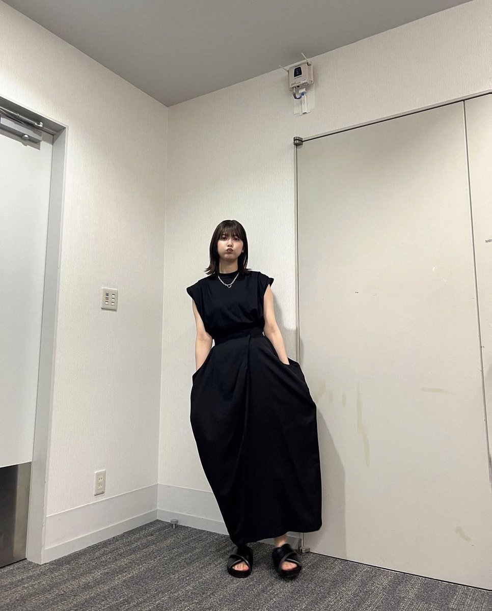 __980727__'s tweet photo. オールブラックでキメてるのに安定のお口で可愛いね🎱🧤

 #risagram https://t.co/pAan9athxz